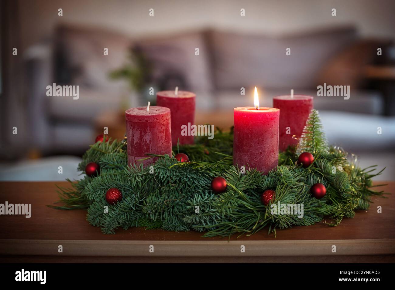 Premier Avent, couronne verte avec des boules de Noël, biscuits étoile à la cannelle et bougies rouges, on est allumé, sur une table dans le salon, espace copie, selec Banque D'Images