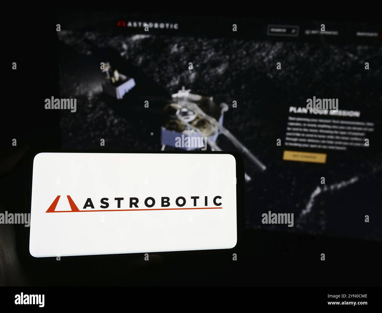 Stuttgart, Allemagne, 03-14-2024 : personne tenant un smartphone avec le logo de la société américaine de robotique spatiale Astrobotic Technology Inc en face du site Web. Mise au point Banque D'Images