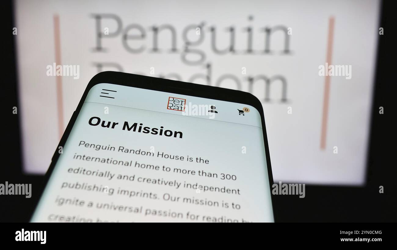 Stuttgart, Allemagne, 04-12-2024 : smartphone avec le site de la société d'édition américaine Penguin Random House devant le logo de l'entreprise. Concentrez-vous sur le coin supérieur gauche de Banque D'Images