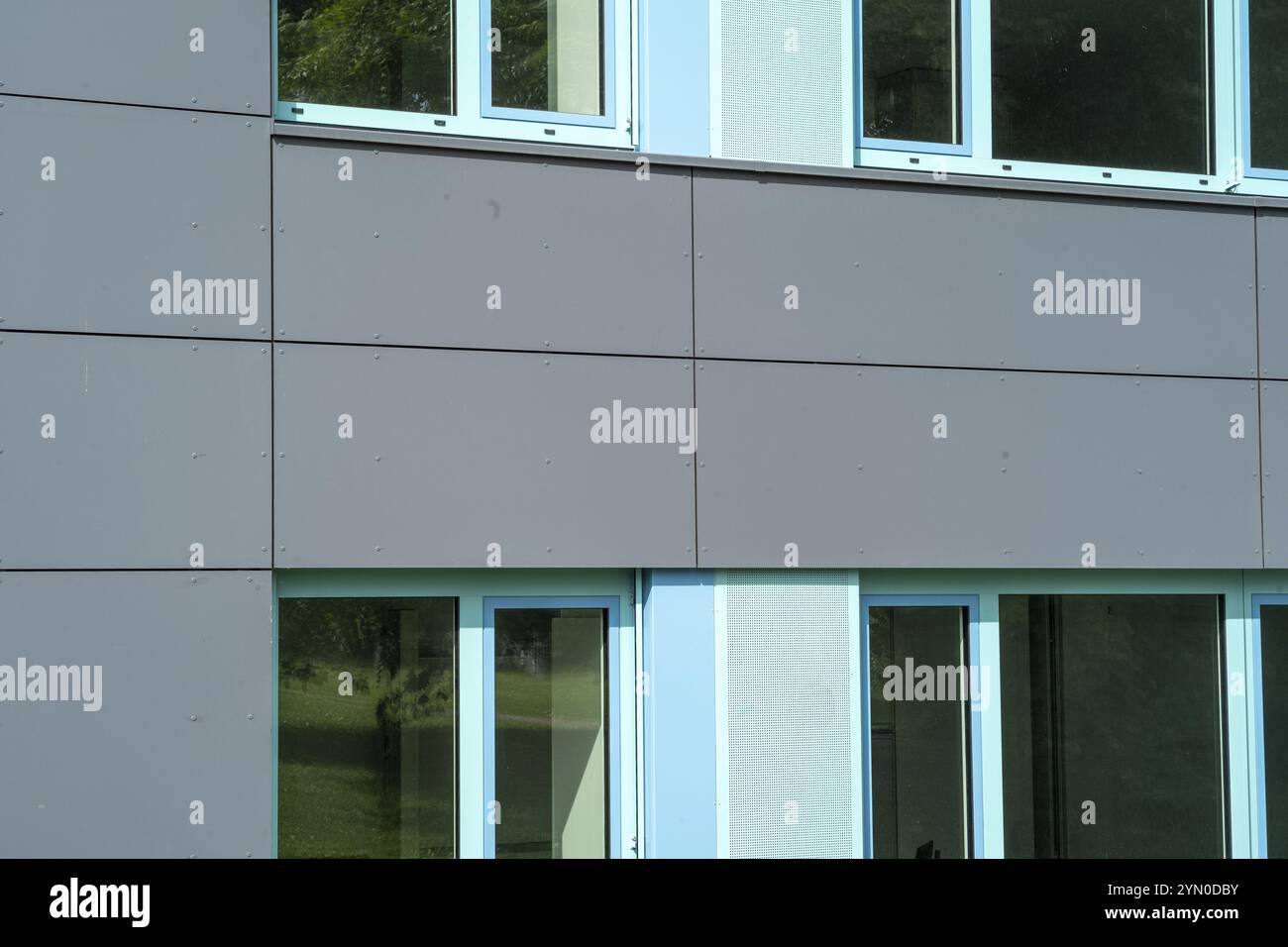 Immeuble de bureaux moderne avec fenêtres bleu-vert Banque D'Images