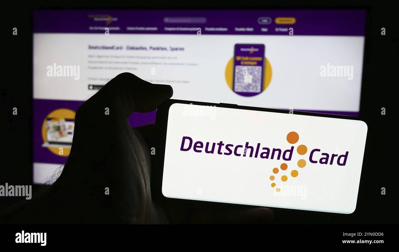 Stuttgart, Allemagne, 07-15-07 2024 : personne tenant un téléphone portable avec le logo de la société allemande de fidélisation de la clientèle DeutschlandCard GmbH devant la page Web. FO Banque D'Images
