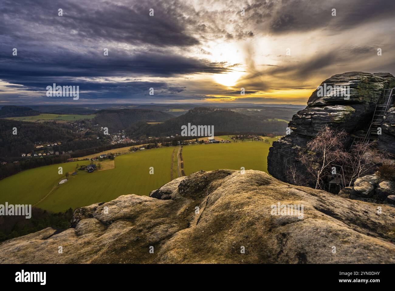 Ambiance nocturne dans les montagnes de grès de l'Elbe, prise sur le Lilienstein 7 Banque D'Images