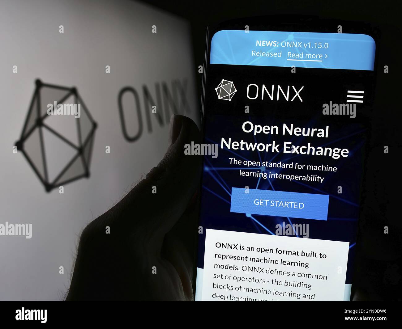 Stuttgart, Allemagne, 03-13-03 2024 : personne tenant un téléphone portable avec la page Web de l'écosystème ai Open Neural Network Exchange (ONNX) devant le logo. Concentrez-vous sur c Banque D'Images