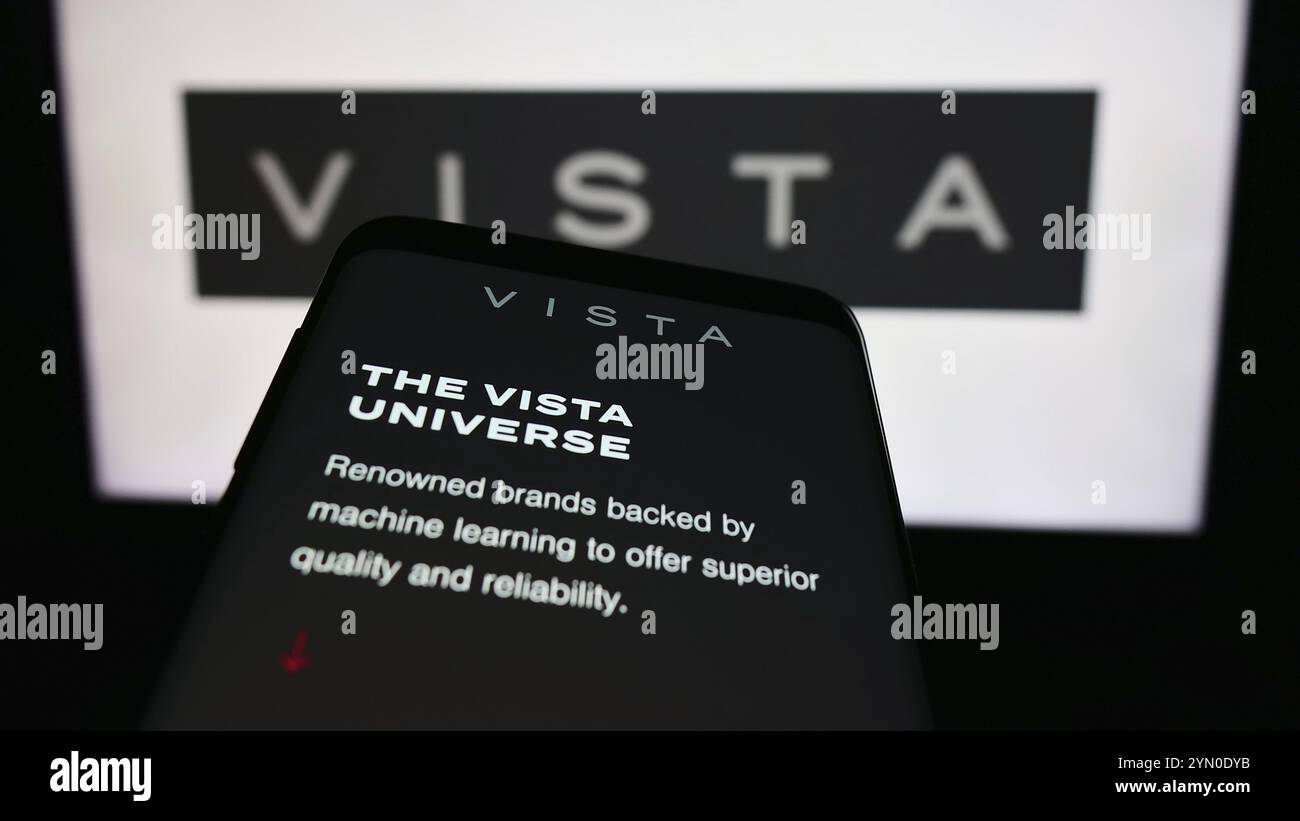 Stuttgart, Allemagne, 07-11-2024 : smartphone avec le site Web de la société d'aviation émirati Vista Global Holding Limited devant le logo de l'entreprise. Concentrez-vous sur t Banque D'Images