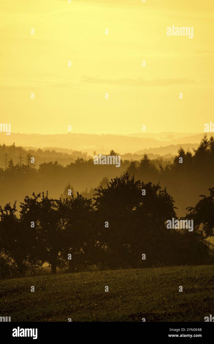 Ciel orange après la pluie, prise en haute Lusatia Banque D'Images