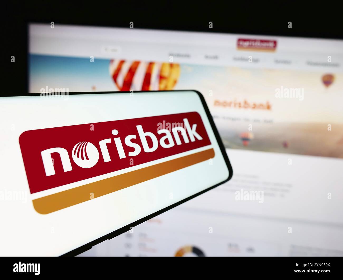 Stuttgart, Allemagne, 07-15-07 2024 : téléphone portable avec logo de la société allemande de services financiers Norisbank GmbH devant le site Web de l'entreprise. Concentrez-vous sur cent Banque D'Images