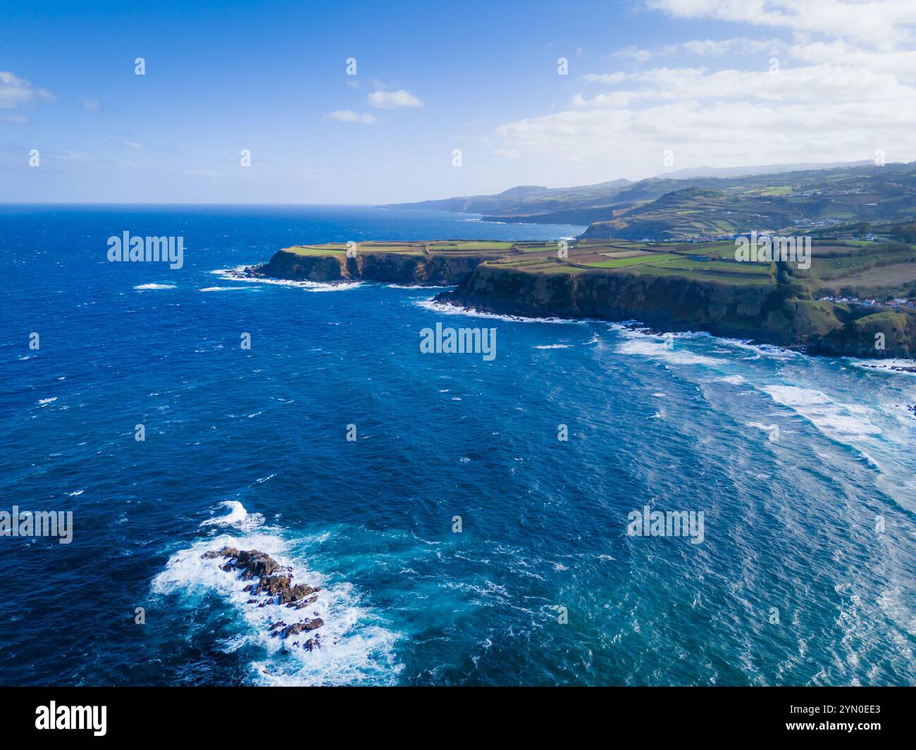 Vue aérienne du paysage de la côte des îles des Açores. Praia dos Moinhos sur l'île de Sao Miguel, Portugal. Rivage de l'océan Atlantique avec falaises Banque D'Images