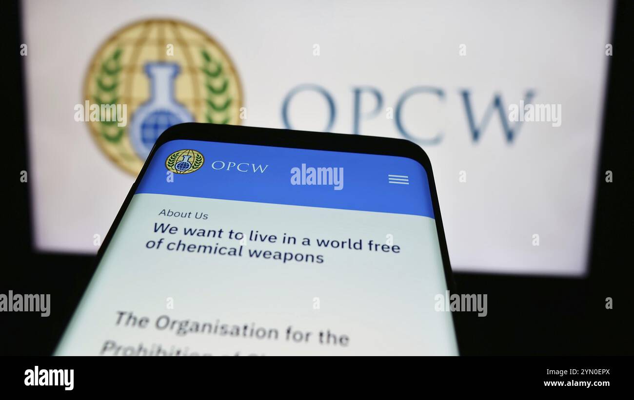 Stuttgart, Allemagne, 05-22-2024 : téléphone portable avec le site Web de l'Organisation pour l'interdiction des armes chimiques (OIAC) devant le logo. Concentrez-vous sur Banque D'Images