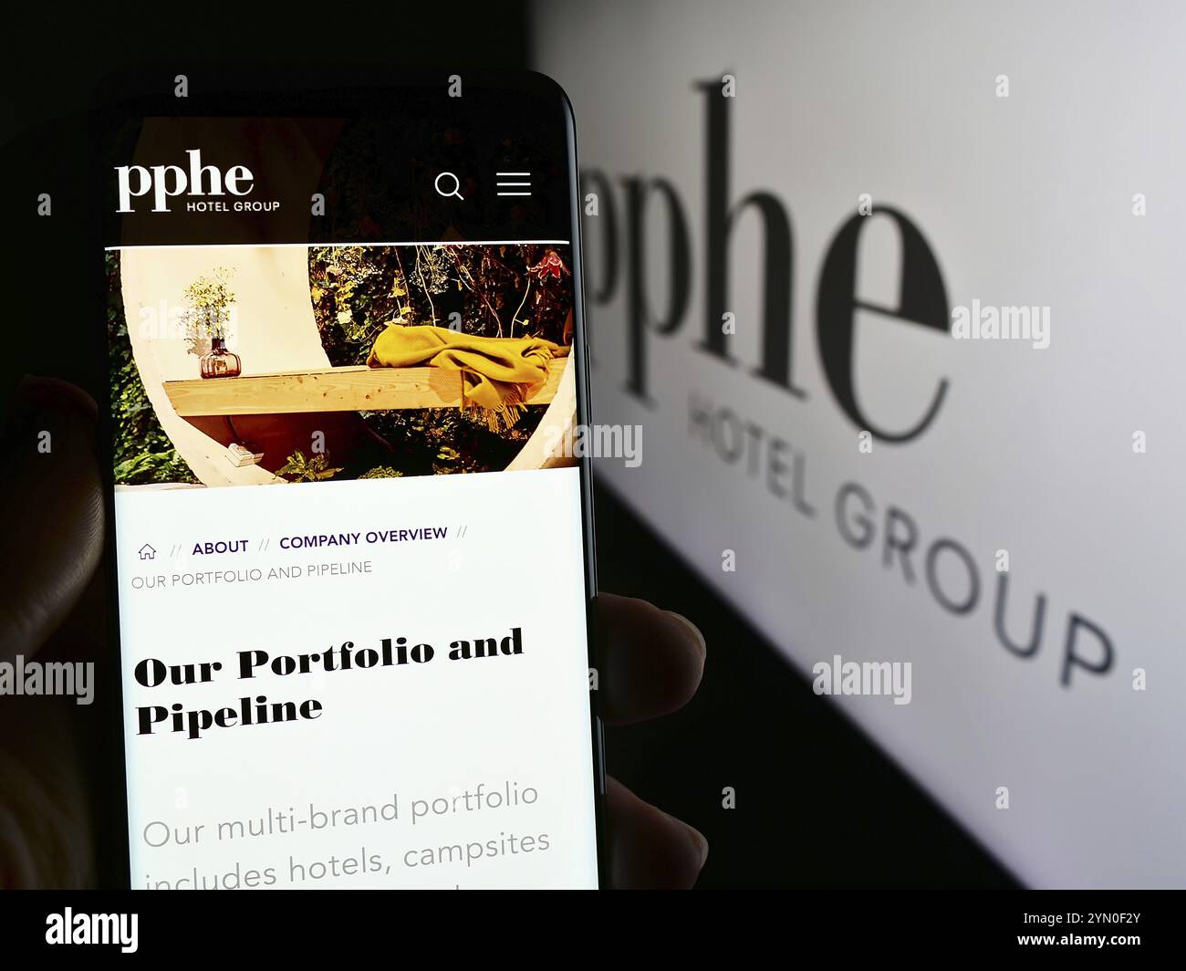 Stuttgart, Allemagne, 04-04-2024 : personne tenant un smartphone avec la page web de la société hôtelière britannique PPHE Hotel Group Limited avec le logo. Concentrez-vous sur ce Banque D'Images