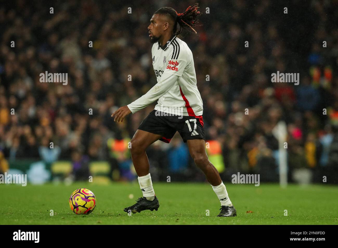 Alex Iwobi de Fulham court avec le ballon lors du match de premier League Fulham vs Wolverhampton Wanderers au Craven Cottage, Londres, Royaume-Uni, 23 novembre 2024 (photo par Izzy Poles/News images) Banque D'Images