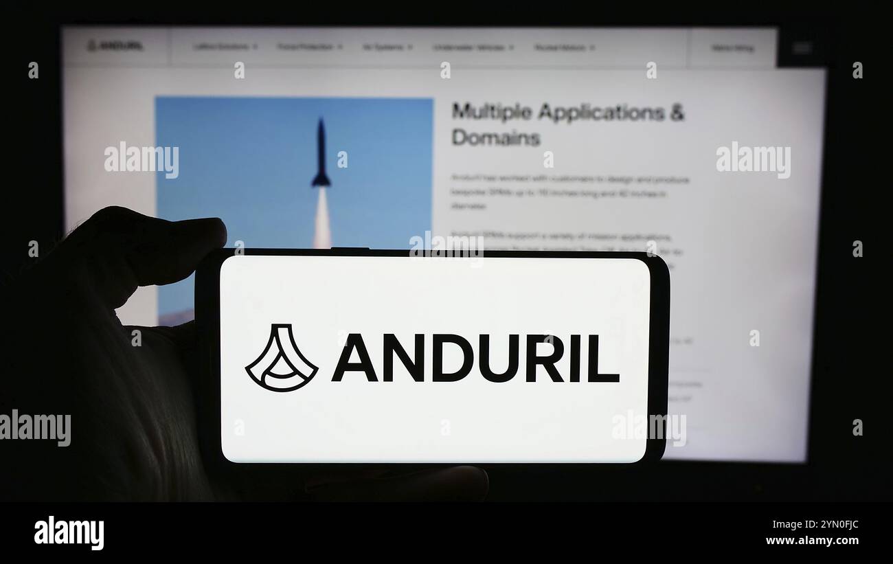 Stuttgart, Allemagne, 05-21-05 2024 : personne tenant un téléphone portable avec le logo de la société américaine de technologie de défense Anduril Industries Inc devant le webpa d'affaires Banque D'Images