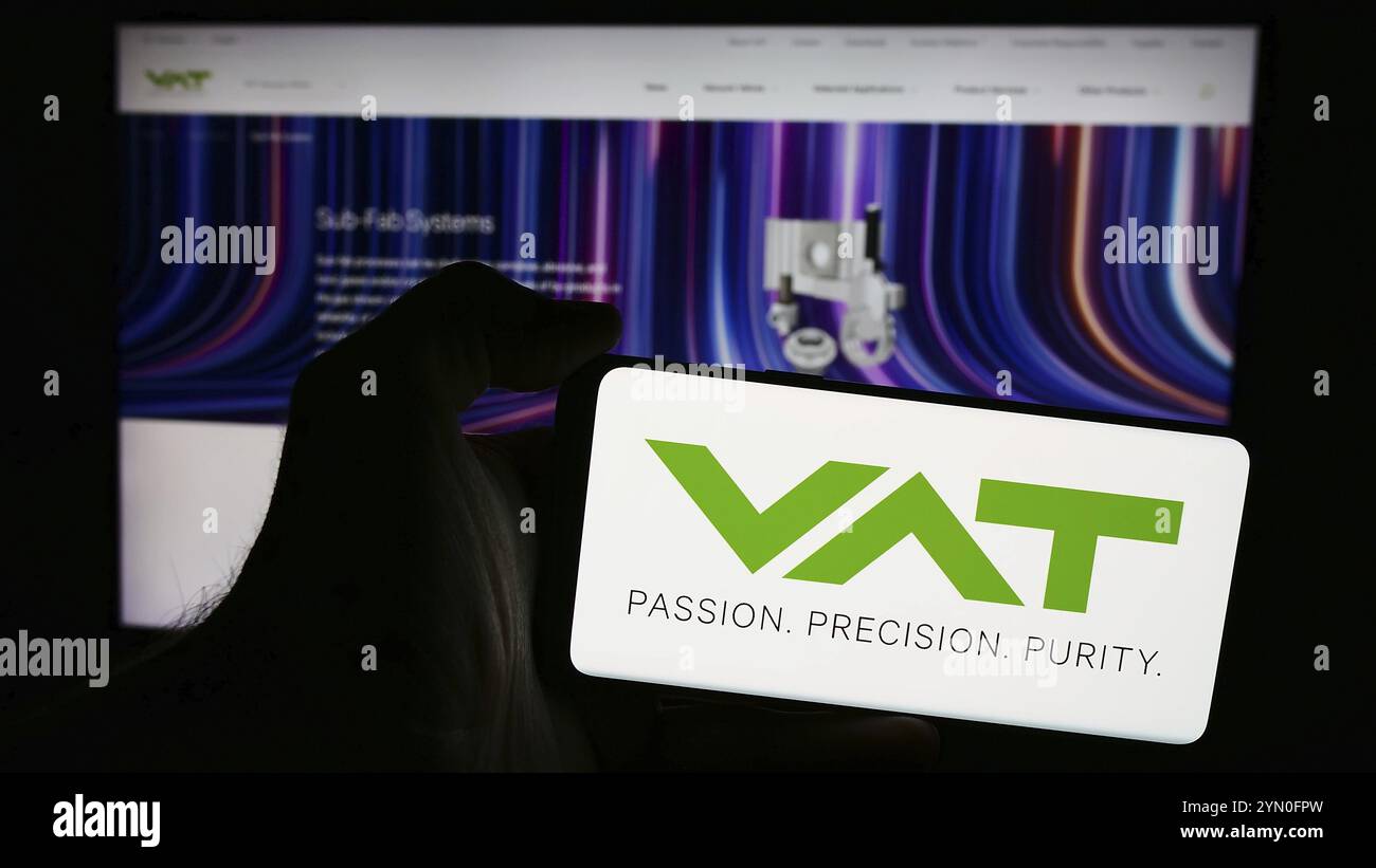 Stuttgart, Allemagne, 05-31-2024, personne tenant un smartphone avec le logo de la société suisse de technologie du vide VAT Group AG en face du site web. Concentrez-vous sur le phon Banque D'Images