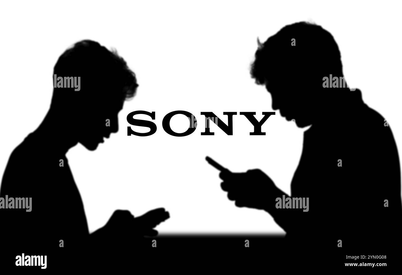 SONY est une société japonaise. SONY est une société de consoles de jeux vidéo et un éditeur de jeux vidéo. Smartphone avec logo SONY à l'écran entouré de manettes. Banque D'Images