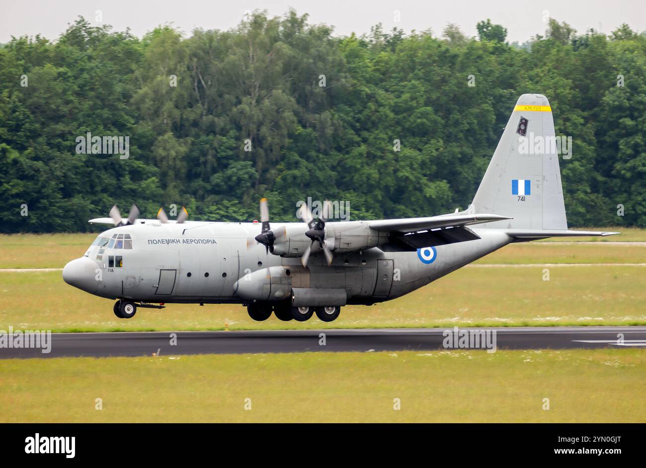 Hellenic (grec) Air Force Lockheed Martin C-130 Hercules avion de transport du 356 MTM Elefsis arrivant à la base aérienne d'Eindhoven. Pays-Bas - 1er mai Banque D'Images