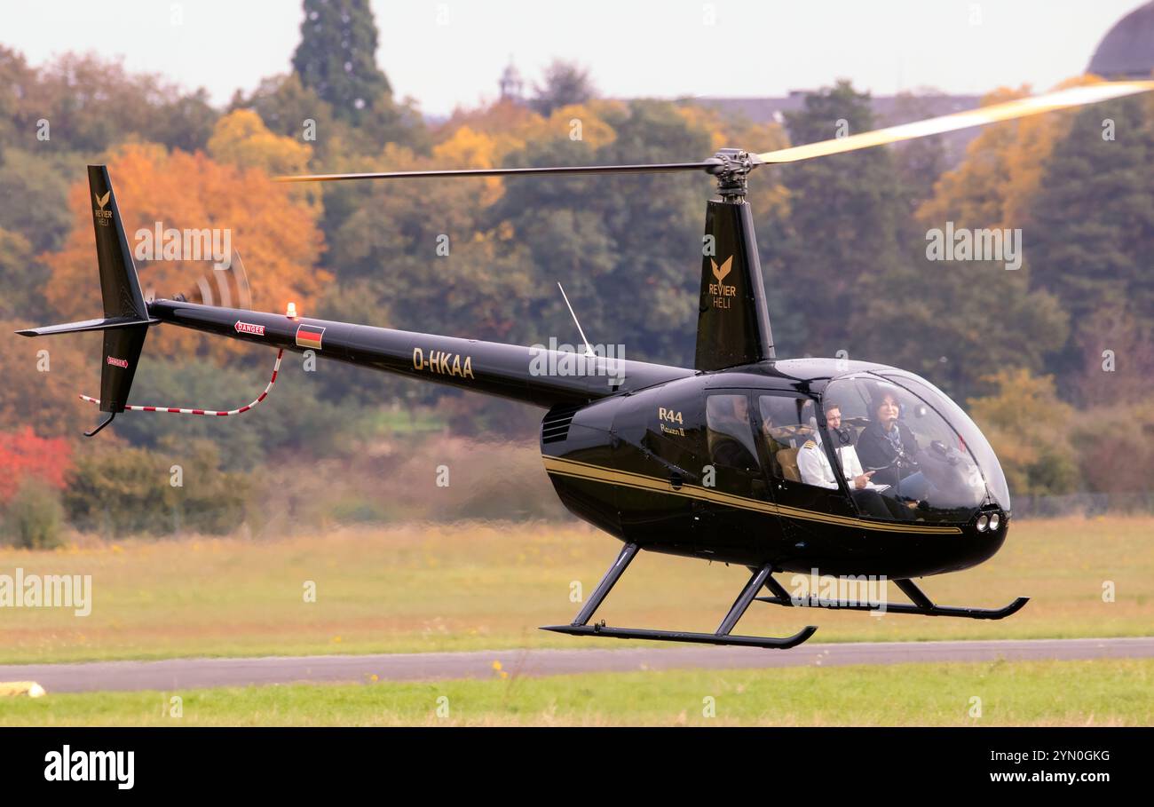 Hélicoptère Robinson R44 Raven II de RevierHeli. Bonn-Hangelar, Allemagne - 12 octobre 2024 Banque D'Images
