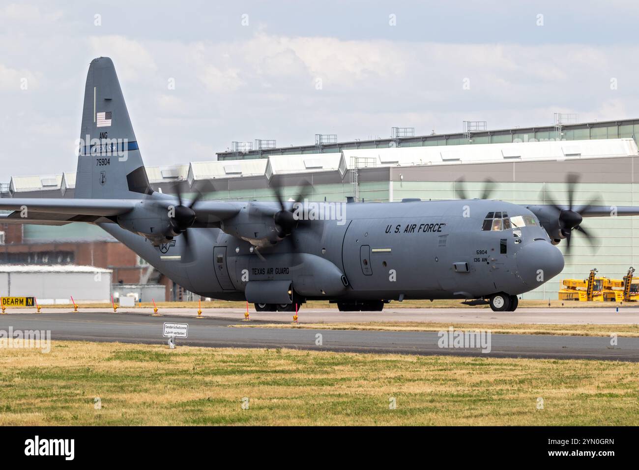 Avion de transport Lockheed C-130J-30 Hercules de la 136th Airlift Wing (Texas Air National Guard) quittant la base aérienne de Wunstorf pendant l'exercice Air Defender. Banque D'Images