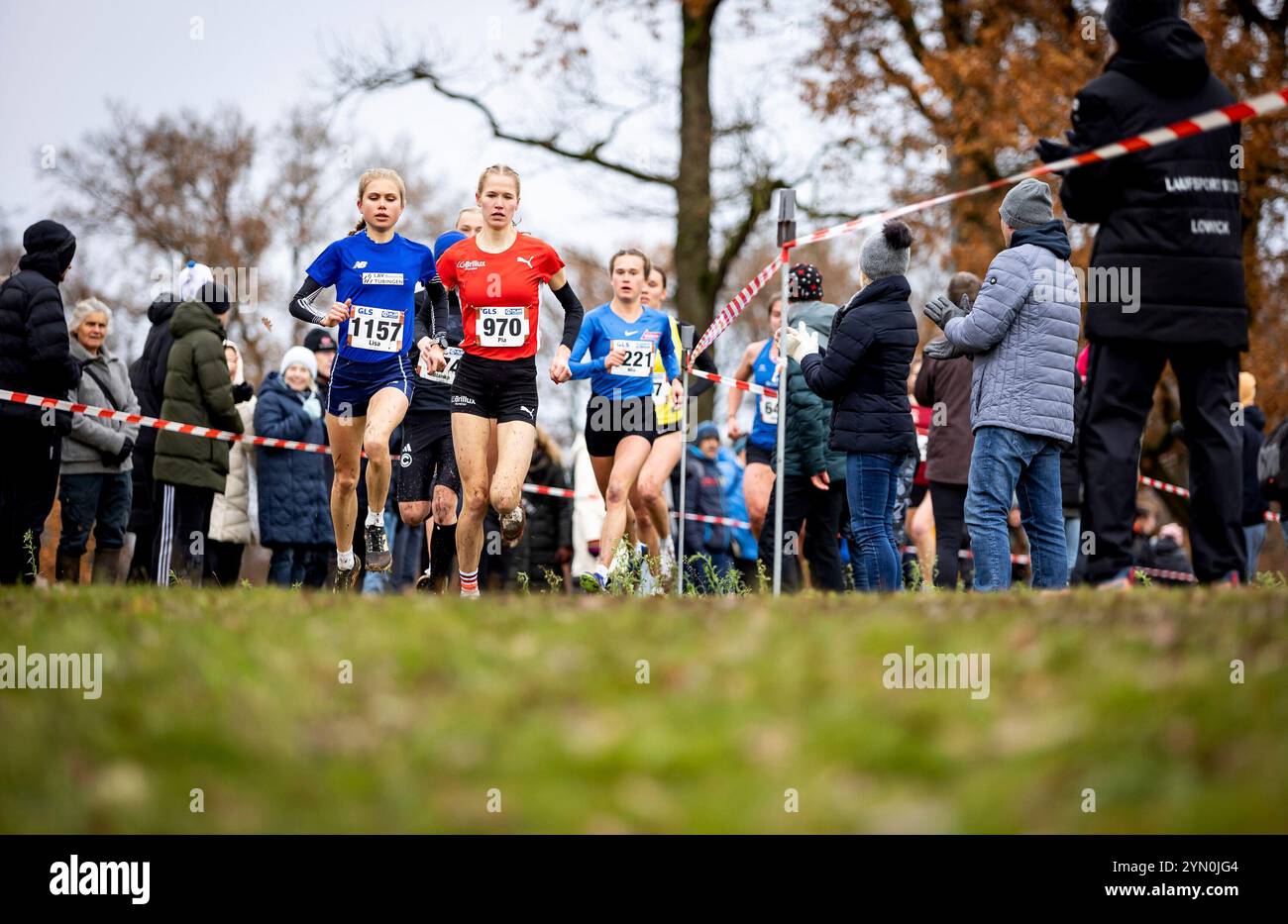 Lisa Merkel (LAV Stadtwerke T?bingen) und Pia Schlattmann (LG Brillux M?nster), im Hintergrund ist Mia Jurenka (VfL Sindelfingen) zu sehen ; Deutsche Crosslauf-Meisterschaften AM 23.11.2024 auf dem gel?nde des Pferdesportzentrum an der Surenburg in H?rstel-Riesenbeck (Nordrhein-Westfalen). Banque D'Images