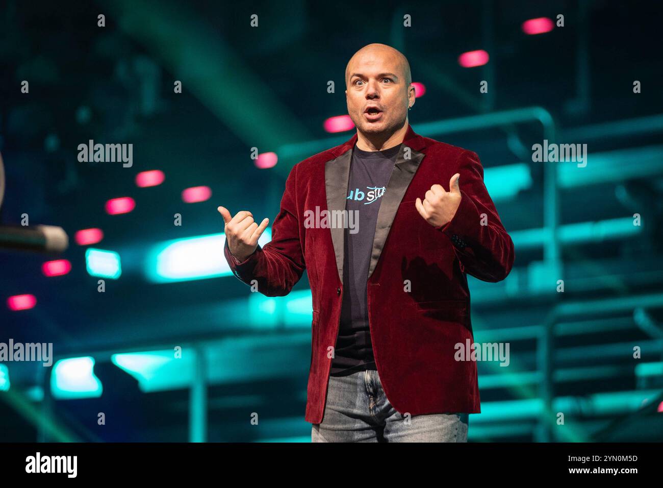 BonnLive Comedy Dome, 23.11.2024, Telekom Dome Bonn Okan Seese - Im Rahmen der großen BonnLive Comedyshow traten im Bonner Telekom Dome verschiedene Comedians auf. Mit dabei waren Tutty Tran, Okan Seese, timon Krause, Tahnee, Marius Bechen et Chris Tall. Moderiert wurde der Abend von Lisa Feller. - Telekom Dome, Bonn, 23.11.2024 Bonn Telekom Dome NRW Deutschland *** BonnLive Comedy Dome, 23 11 2024, Telekom Dome Bonn Okan Seese dans le cadre du grand spectacle comique BonnLive, divers comédiens ont joué dans Bonns Telekom Dome, dont Tutty Tran, Okan Seese, timon Krause, Tahnee, Marius Bechen et C. Banque D'Images