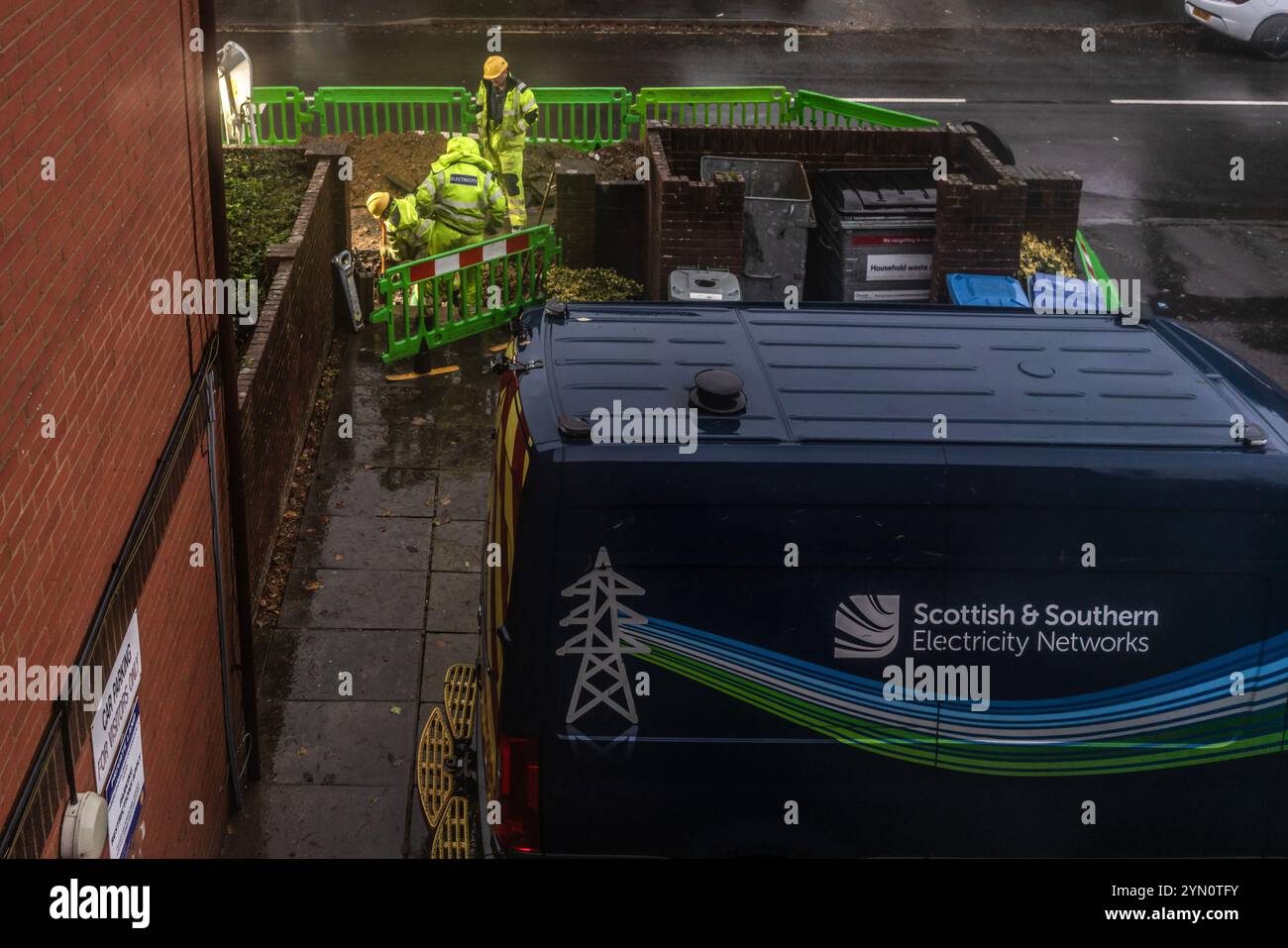 Southampton, Royaume-Uni. 23 novembre 2024. Ecossais et Southern Electricity Networks ingénieurs au travail dans une rue résidentielle pour restaurer l'électricité / électricité perdue lors de fortes pluies et de vents violents, tempête Bert coupure de courant / coupure de courant dans le sud de l'Angleterre, Hampshire, Angleterre Banque D'Images