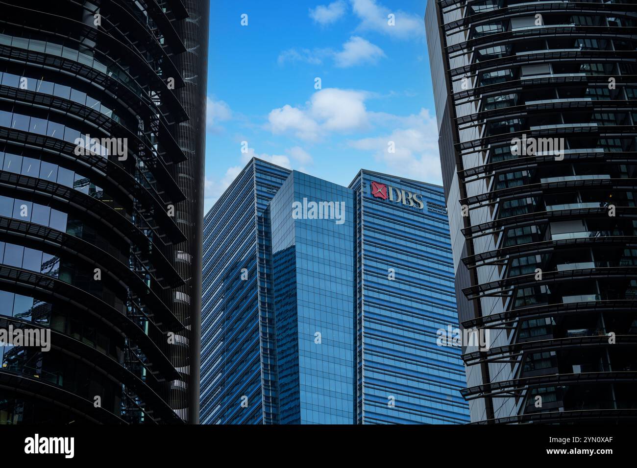 Extérieur du bâtiment financier DBS à Marina Bay, y compris le logo DBS encadré entre les tours Marina Bay One. Banque D'Images