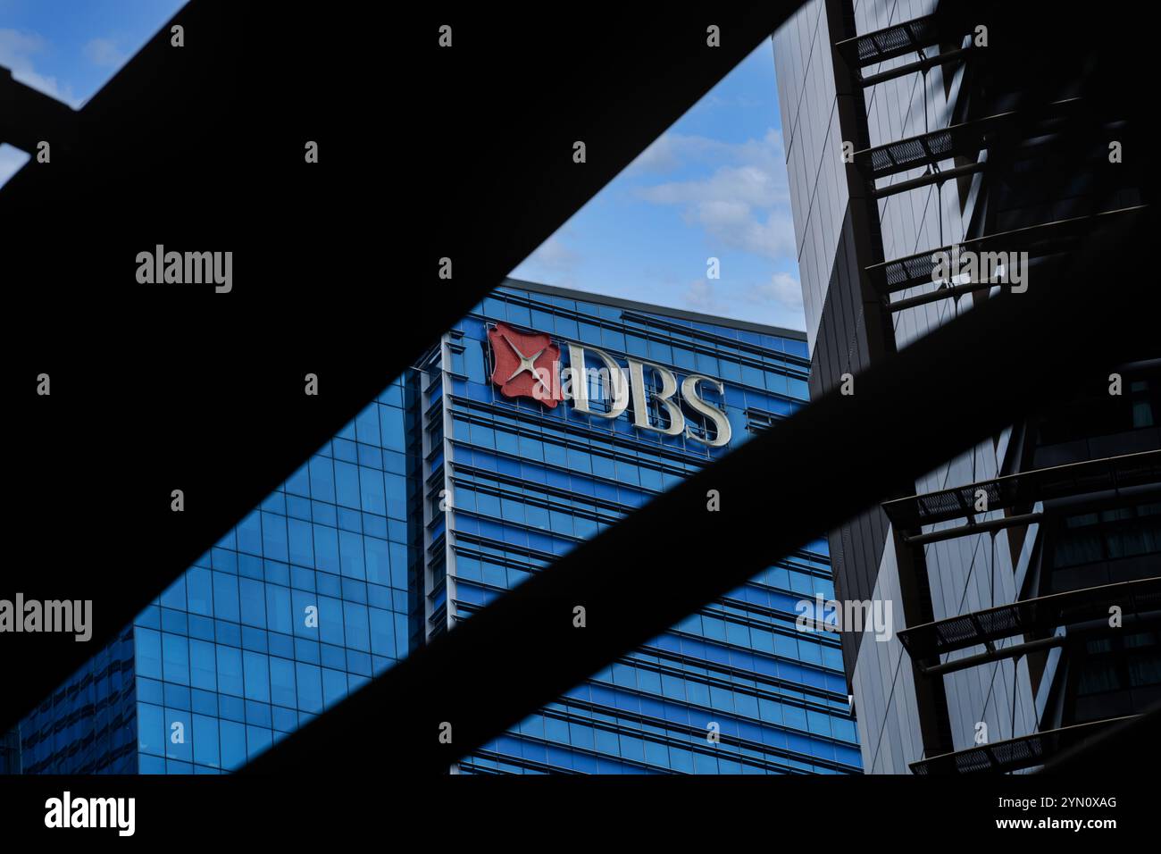 Extérieur du bâtiment financier DBS à Marina Bay, y compris le logo DBS encadré entre les tours Marina Bay One. Banque D'Images