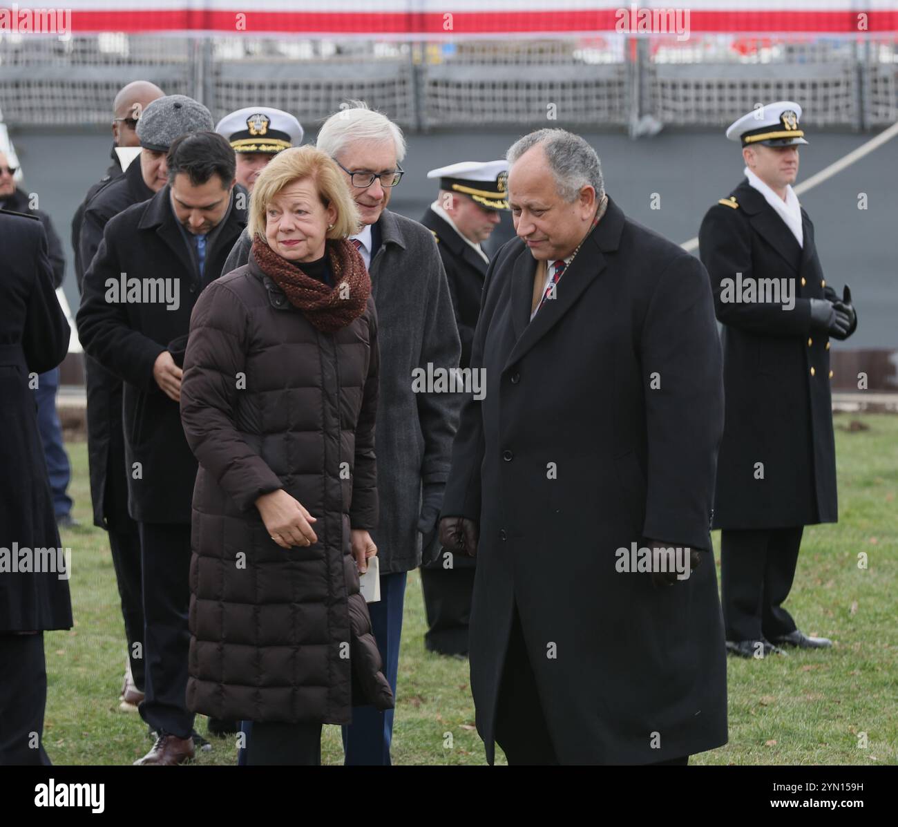 Milwaukee, Wisconsin, États-Unis. 23 novembre 2024. CARLOS DEL TORO (à droite) secrétaire de la Marine a assisté à la cérémonie de mise en service du navire USS Beloit avec TAMMY BALDWIN, sénateur américain (à gauche), et TONY EVERS, gouverneur du Wisconsin. Des centaines de visiteurs ainsi que des invités de marque assistent à la cérémonie de mise en service du futur USS Beloit (LCS 29) avant que le navire ne soit introduit dans la flotte navale américaine. Le navire de combat de type LCS est un navire de combat littoral (LCS) capable de fonctionner pendant les menaces maritimes dans les eaux côtières. L'USS Beloit recevra officiellement son nom, des drapeaux fanions, et sera c CRE Banque D'Images