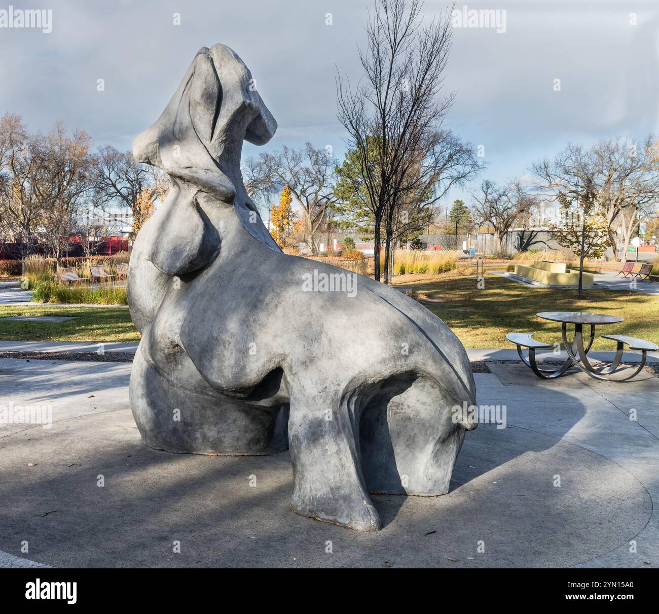 Edmonton, Canada, 24 octobre 2024 : Gigi (2005) œuvre créée par Louis Munan et al au parc Borden. Béton Banque D'Images