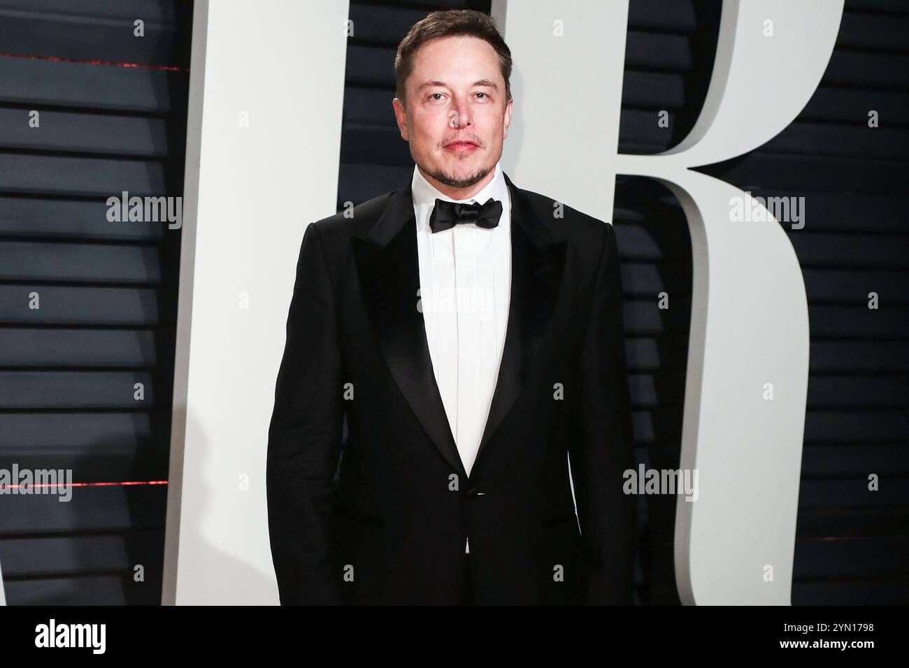 (FILE) Elon Musk repousse le vice-président élu des États-Unis JD Vance de côté en tant que président élu des États-Unis, le n° 2 de Donald Trump. BEVERLY HILLS, LOS ANGELES, CALIFORNIE, États-Unis - FÉVRIER 26 : Président-directeur général de Tesla, Inc et SpaceX et Président de X (anciennement Twitter) Elon Musk arrive à la Vanity Fair Oscar Party 2017 qui se tient au Wallis Annenberg Center for the Performing Arts le 26 février 2017 à Beverly Hills, Los Angeles, Californie, États-Unis. (Photo de Xavier Collin/image Press Agency) Banque D'Images