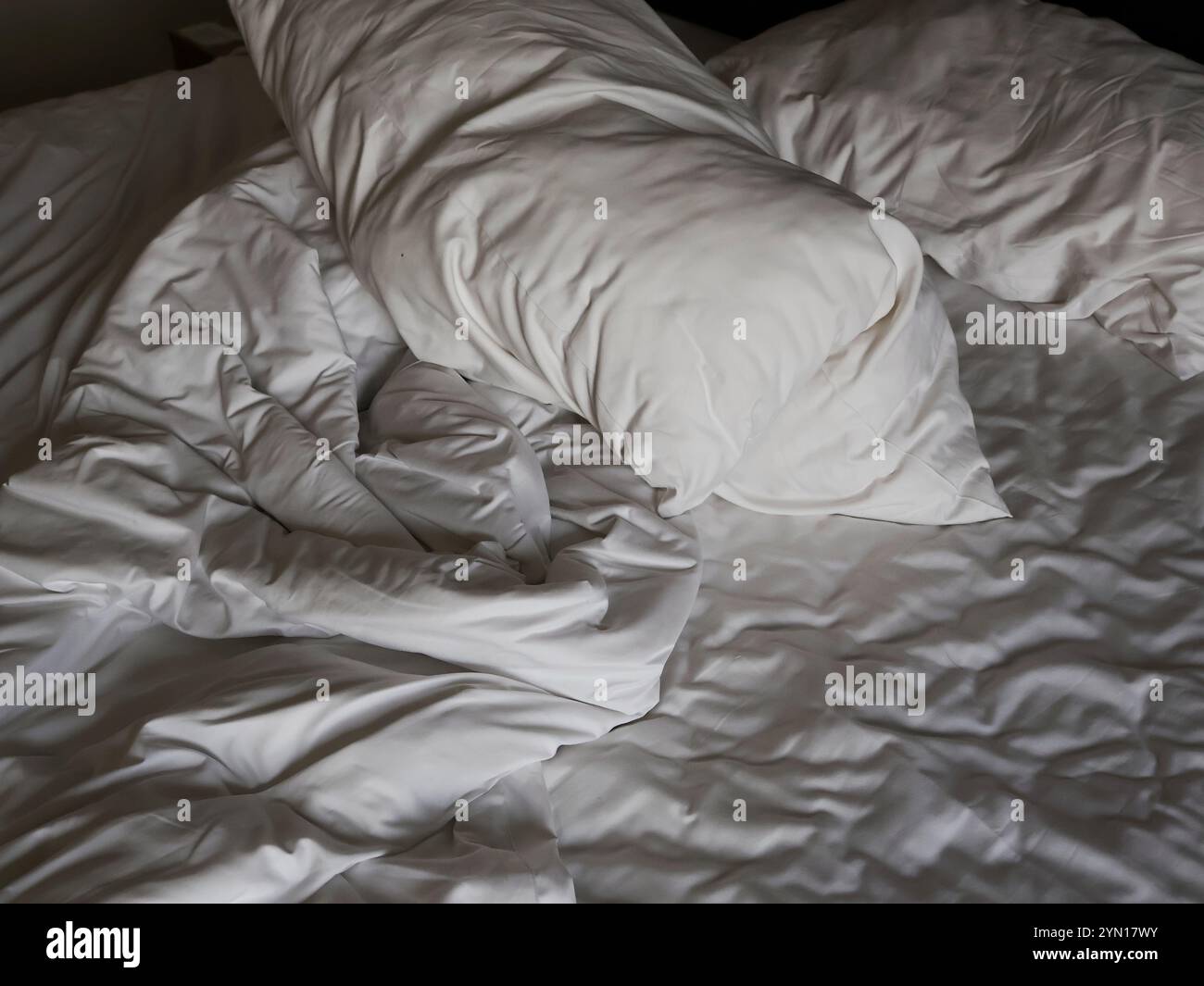 Couverture et malpropre de ride oreiller blanc dans la chambre après le réveil le matin, de dormir dans une longue nuit, détails de couette et une couverture, la MINUA Banque D'Images