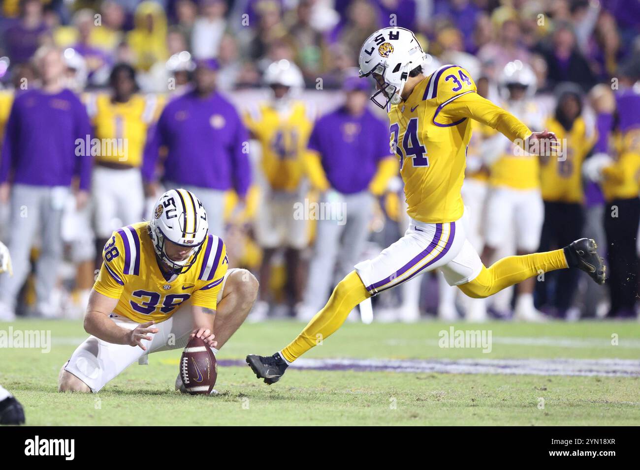 Baton Rouge, États-Unis. 23 novembre 2024. Damian Ramos (34 ans), kicker LSU Tigers place, se connecte sur un field goal de 28 yards pendant la seconde moitié d'un match de football de la Southeastern Conference au Tiger Stadium le samedi 23 novembre 2024 à Baton Rouge, en Louisiane. (Photo de Peter G. Forest/Sipa USA) crédit : Sipa USA/Alamy Live News Banque D'Images Baton Rouge, États-Unis. 23 novembre 2024. Damian Ramos (34 ans), kicker LSU Tigers place, se connecte sur un field goal de 28 yards pendant la seconde moitié d'un match de football de la Southeastern Conference au Tiger Stadium le samedi 23 novembre 2024 à Baton Rouge, en Louisiane. (Photo de Peter G. Forest/Sipa USA) crédit : Sipa USA/Alamy Live News Banque D'Images