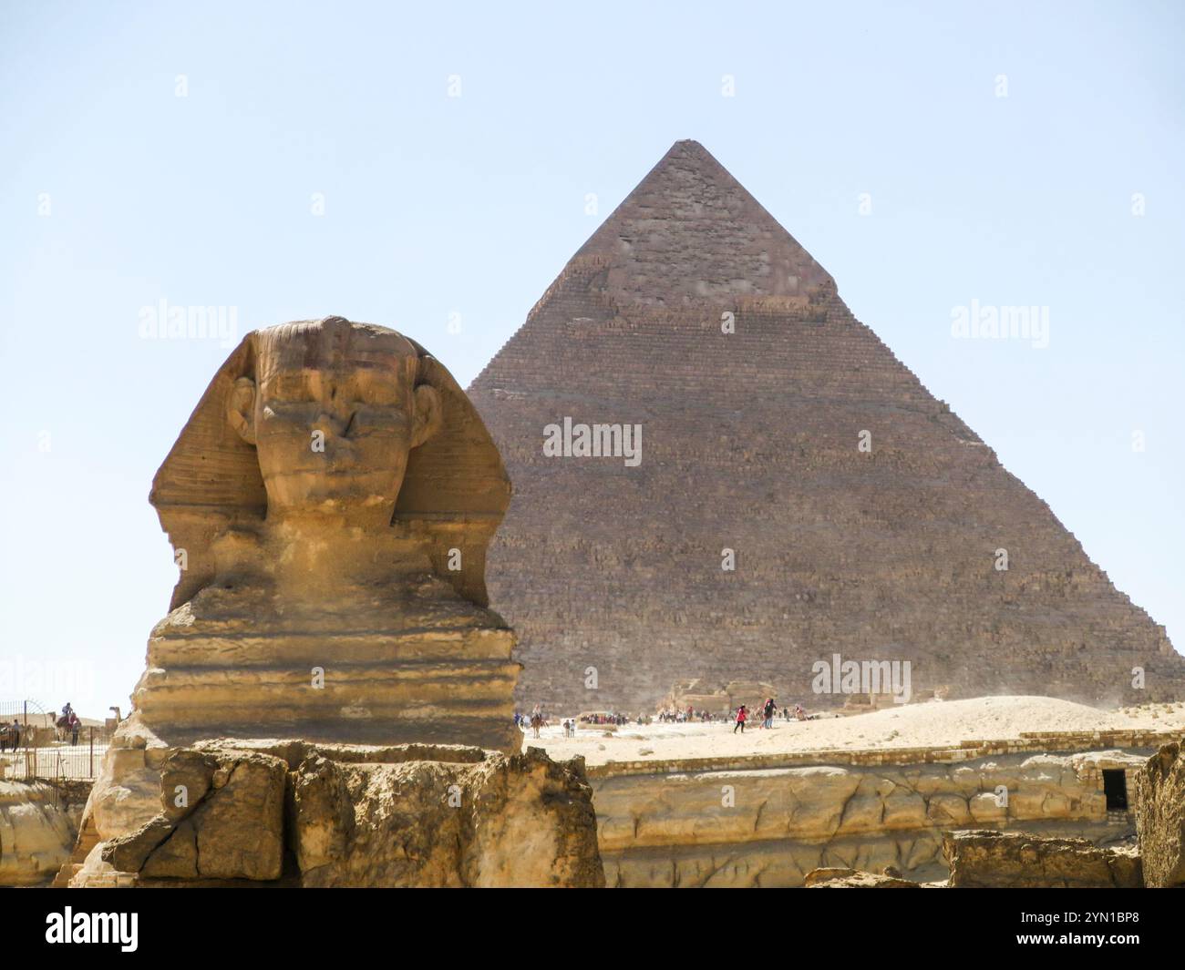 Sphinx et grande pyramide à Gizeh, Egypte Banque D'Images