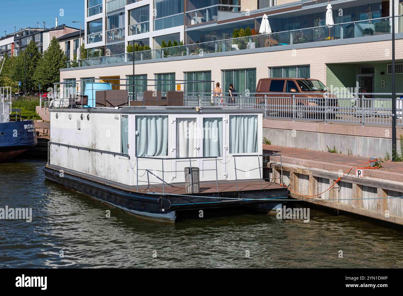Péniche ou péniche amarrée à Herttoniemenranta, Helsinki, Finlande Banque D'Images