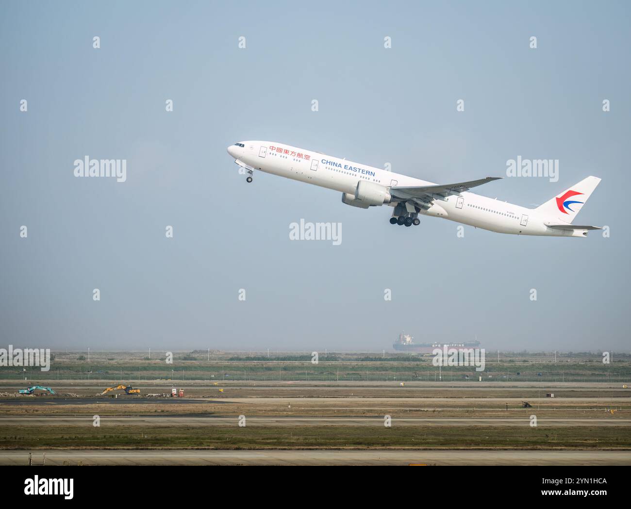 Shanghai, Chine - 04 novembre 2024 : un Boeing 777 de China Eastern Airlines décolle de l'aéroport international de Shanghai Pudong. Banque D'Images