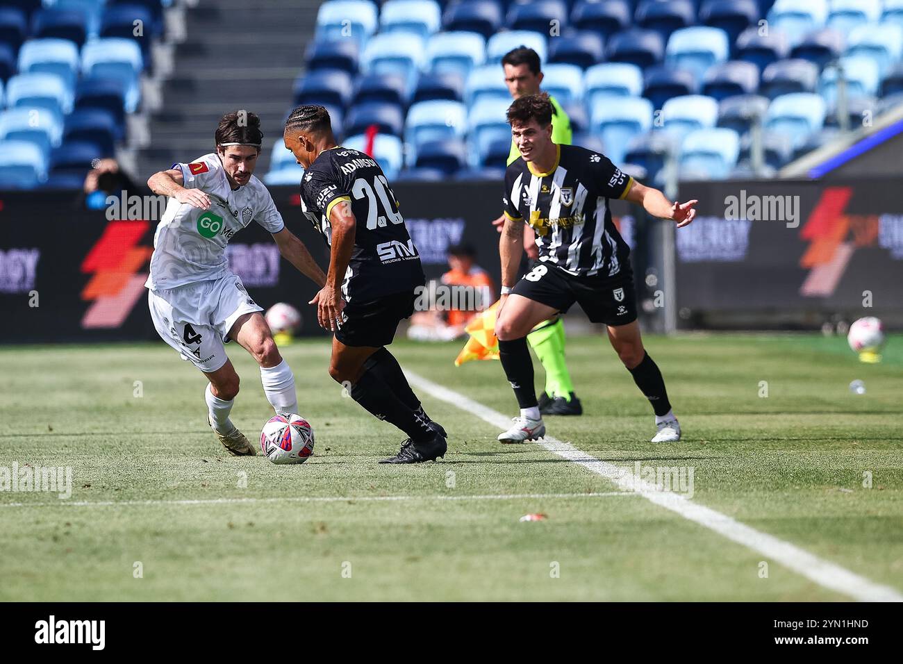 Sydney, Australie. 24 novembre 2024 ; Allianz Stadium, Sydney, NSW, Australie : a-League Football, MacArthur FC contre Auckland FC ; Nando Pijnaker d'Auckland FC affronte Kealy Adamson de MacArthur FC crédit : action plus Sports images/Alamy Live News Banque D'Images