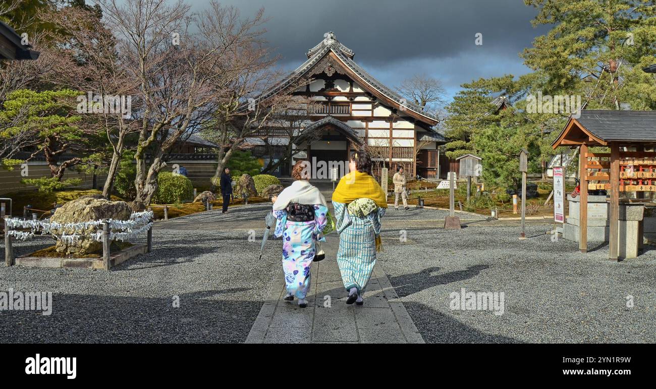 Femmes japonaises portant des kimonos au temple Kodaiji, district de Higashiyama, Kyoto, Japon. Banque D'Images