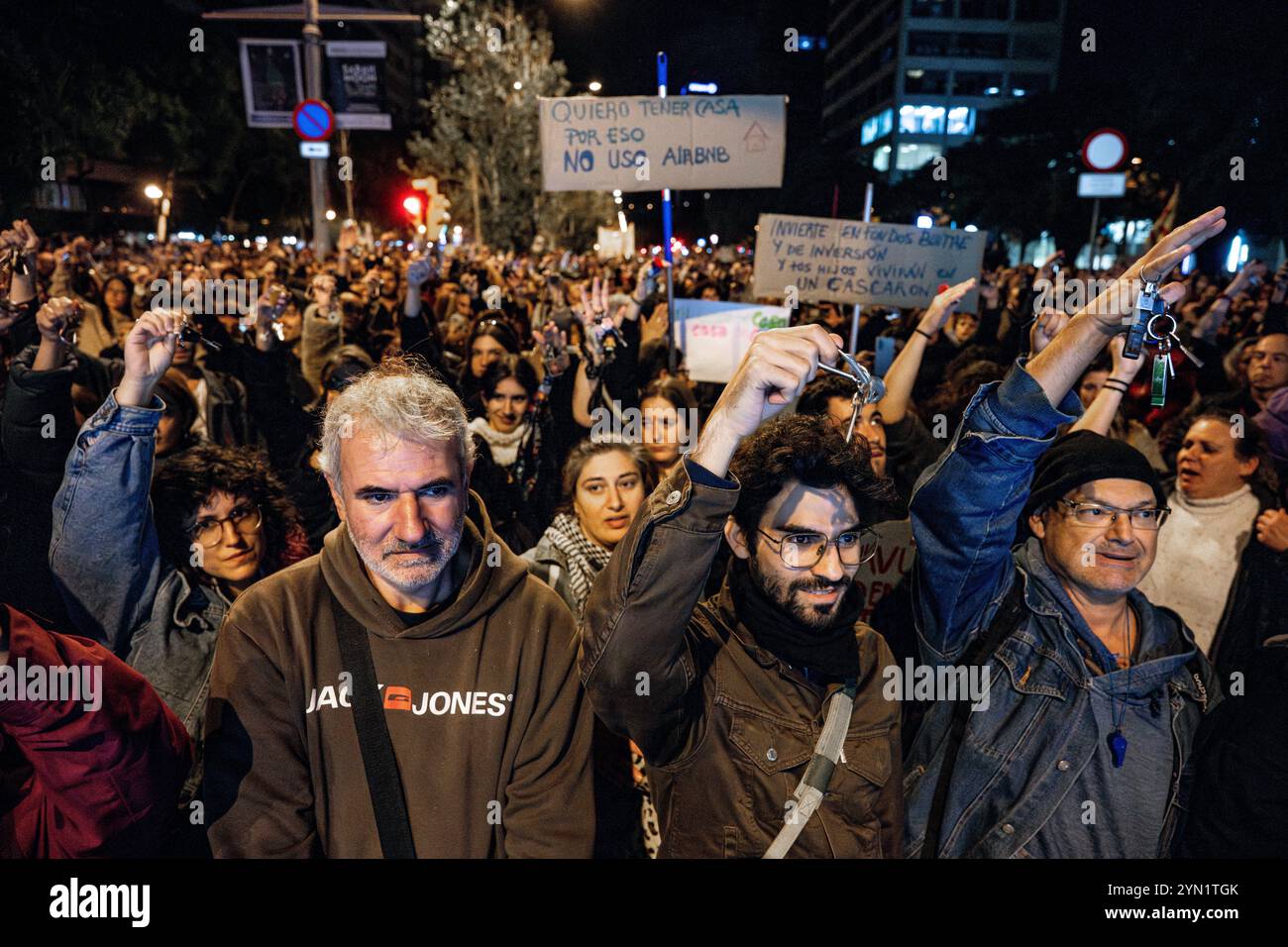 Manifestation pour le logement à Barcelone des milliers de manifestants pour réclamer une réglementation urgente des prix de location à Barcelone, en Espagne, le 23 novembre 2024. Les manifestants ont menacé une grève des loyers si leurs revendications ne sont pas satisfaites. L’Espagne est aux prises avec une crise du logement qui s’aggrave, car les coûts de location consomment en moyenne 43 pour cent des revenus des ménages, ce qui met considérablement à rude épreuve l’accessibilité économique, en particulier pour les jeunes et les familles à revenu moyen. Des facteurs tels que le ralentissement du développement immobilier, la hausse des locations touristiques à court terme et les coûts de construction élevés ont exacerbé le problème. Grandes villes comme Madrid et Barcelo Banque D'Images