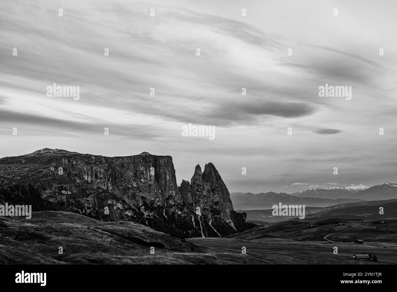 Vue panoramique sur la montagne Schlern dans les Dolomites du Tyrol du Sud en Italie. Banque D'Images