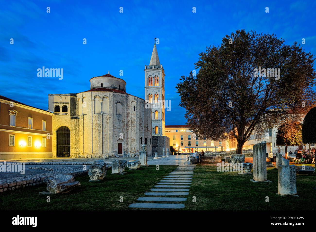 Vue heure bleue de la vieille ville de Zadar avec l'église Saint Donatus et la tour. Photo prise le 22 octobre 2024 à Zadar, Comté de Zadar, Croatie. Banque D'Images