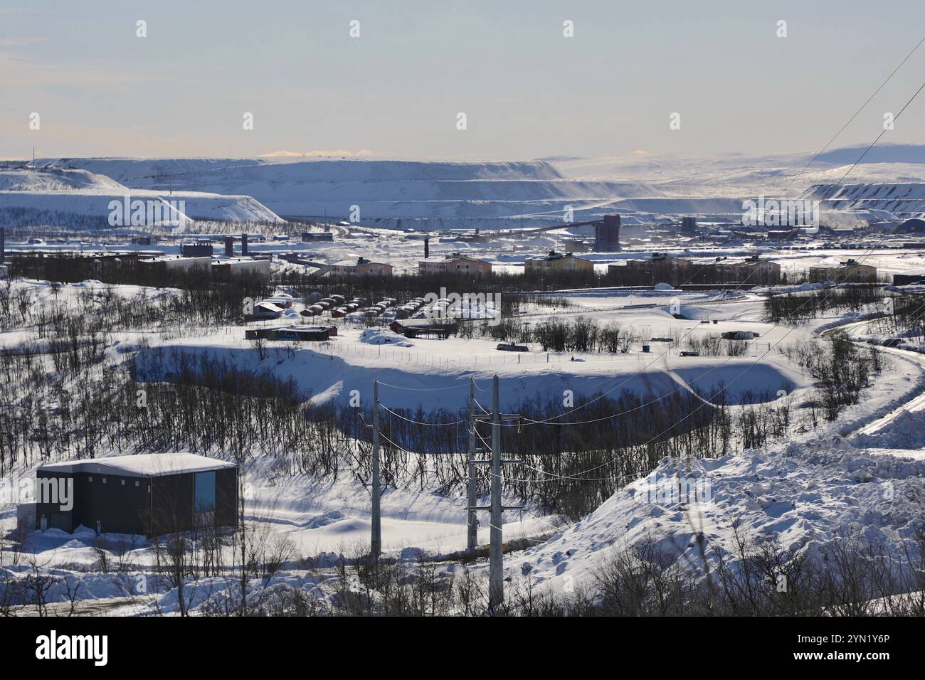 Kiruna, comté de Norrbotten, Suède. 12 avril 2021. La mine de fer de Kiruna surplombe la ville de Kiruna. C'est la plus grande mine souterraine de minerai de fer au monde, détenue par la société publique suédoise LKAB. La mine, qui a ouvert ses portes en 1900, a créé une instabilité géologique qui oblige la ville arctique de Kiruna à déménager, petit à petit. Environ 6 000 personnes auront été relogées dans de nouveaux logements à trois kilomètres à l’est de la vieille ville d’ici 2035. (Crédit image : © Apolline Guillerot-Malick/SOPA images via ZUMA Press Wire) USAGE ÉDITORIAL SEULEMENT! Non destiné à UN USAGE commercial ! Banque D'Images