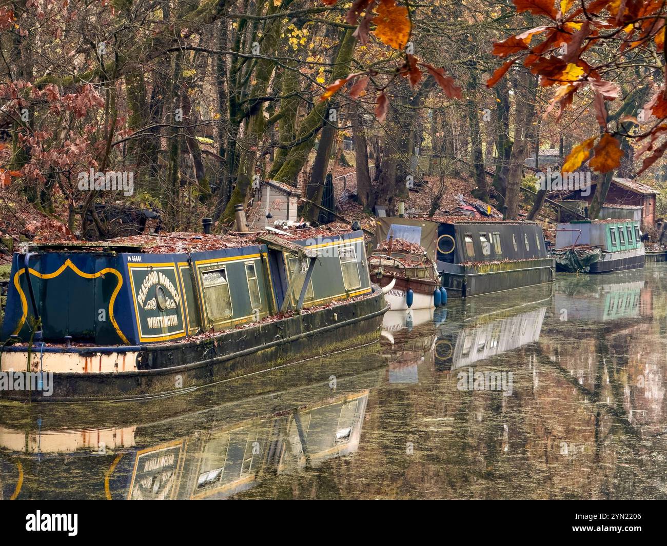 Des bateaux étroits sur le canal de Leeds et Liverpool se reflètent dans l'eau à Adlington près de Chorley, Lancashire UK - Image de stock capturée avec un smartphone