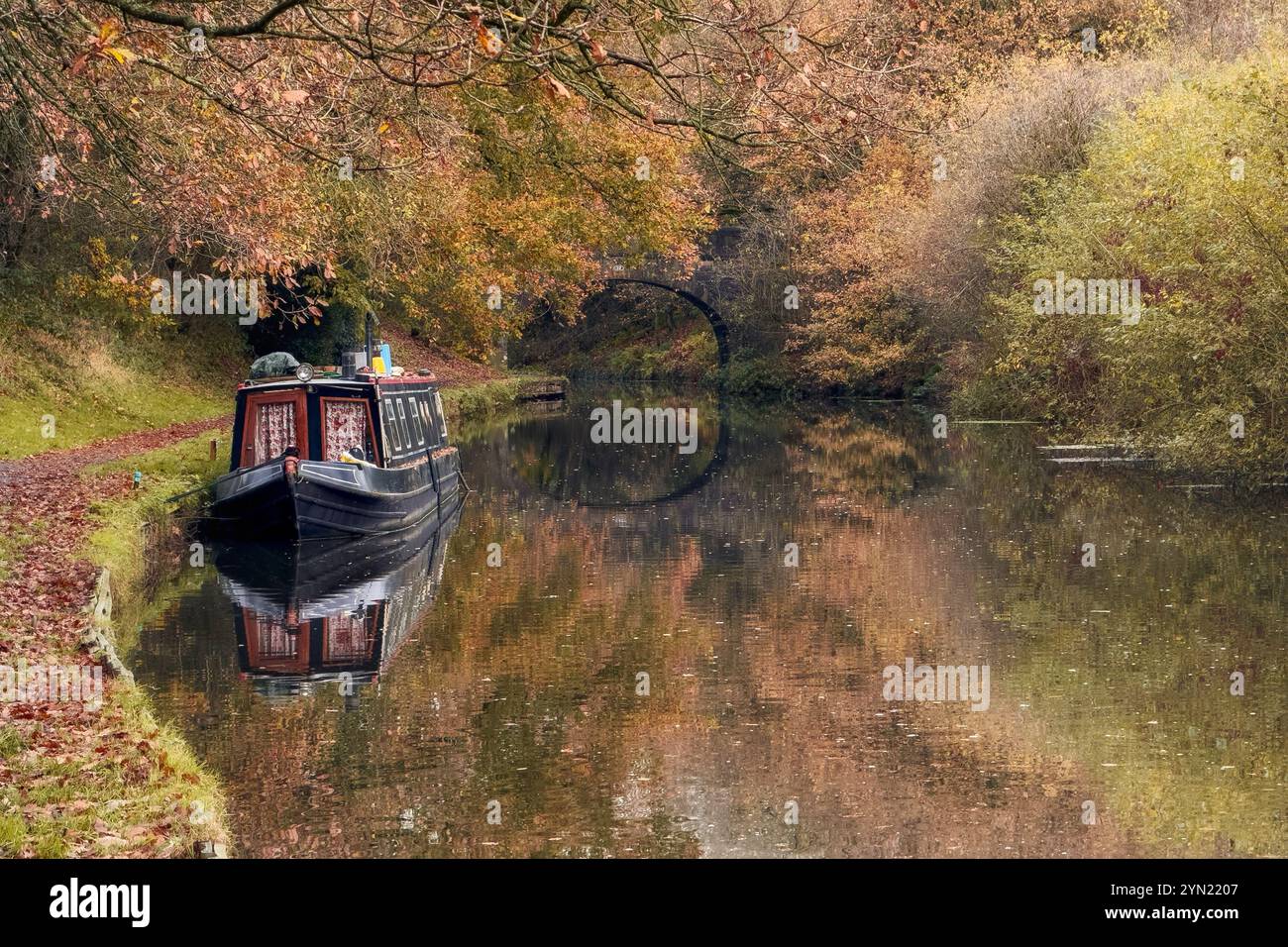 Bateau étroit sur Leeds et Liverpool canal reflété dans l'eau à Adlington près de Chorley, Lancashire UK - Image de stock capturée avec un smartphone