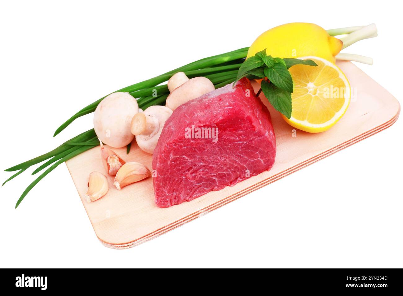 Sur la viande de bœuf aux champignons et panneaux de citron. Isolées. Banque D'Images