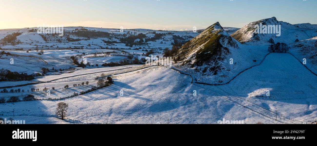 Une vue panoramique de Parkhouse Hill et Chrome Hill dans la haute vallée de Dove depuis Earl Sterndale, Peak District National Park, Derbyshire Banque D'Images