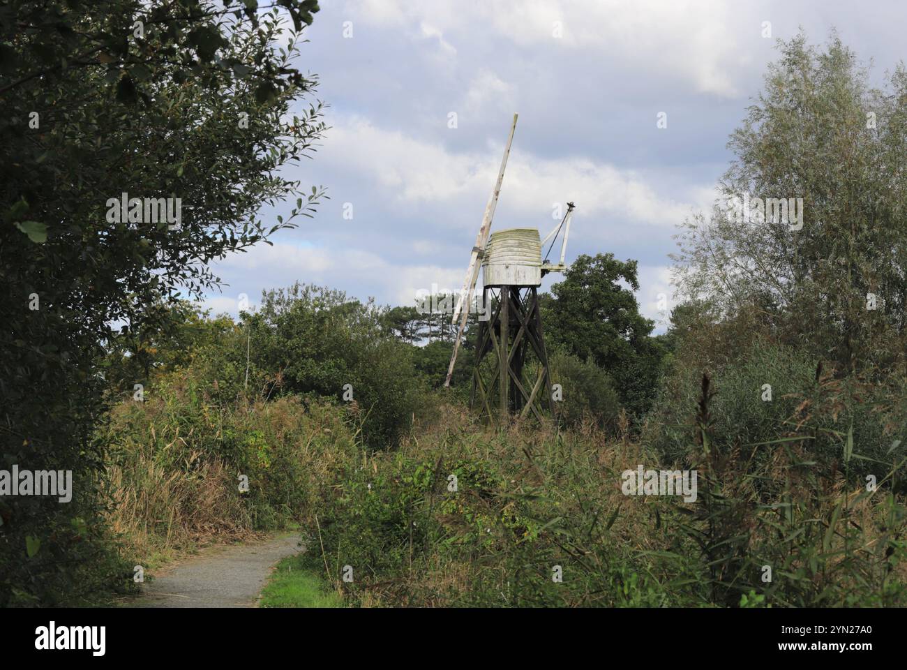 Un sentier au bord de la rivière Ant sur les Norfolk Broads approchant Boardmans Mill à How Hill, Ludham, Norfolk, Angleterre, Royaume-Uni. Banque D'Images