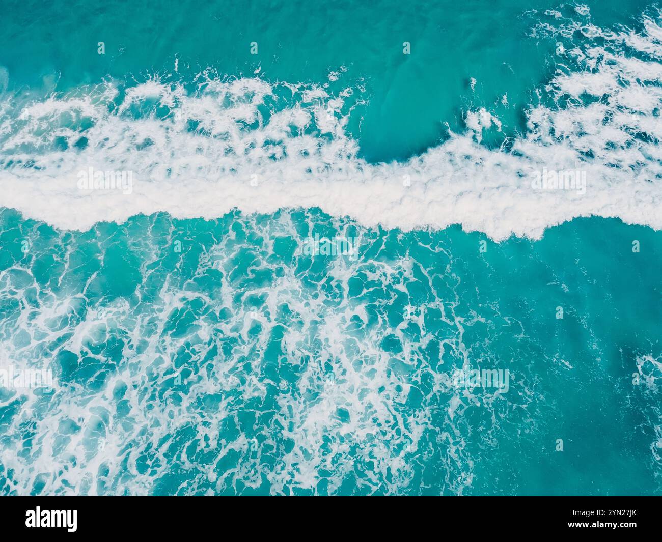 Océan bleu et vague écrasante. Surf rêve sous les tropiques. Vue aérienne Banque D'Images