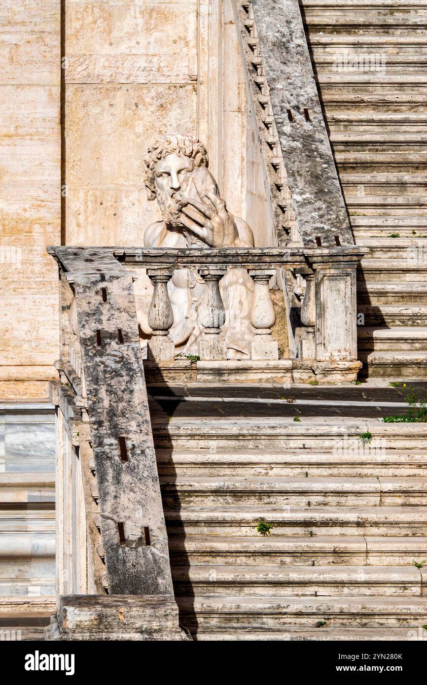 La statue en marbre de la rivière Dieu Tibre, située en face du Palazzo Senatorio sur la colline du Capitole de Rome, en Italie Banque D'Images
