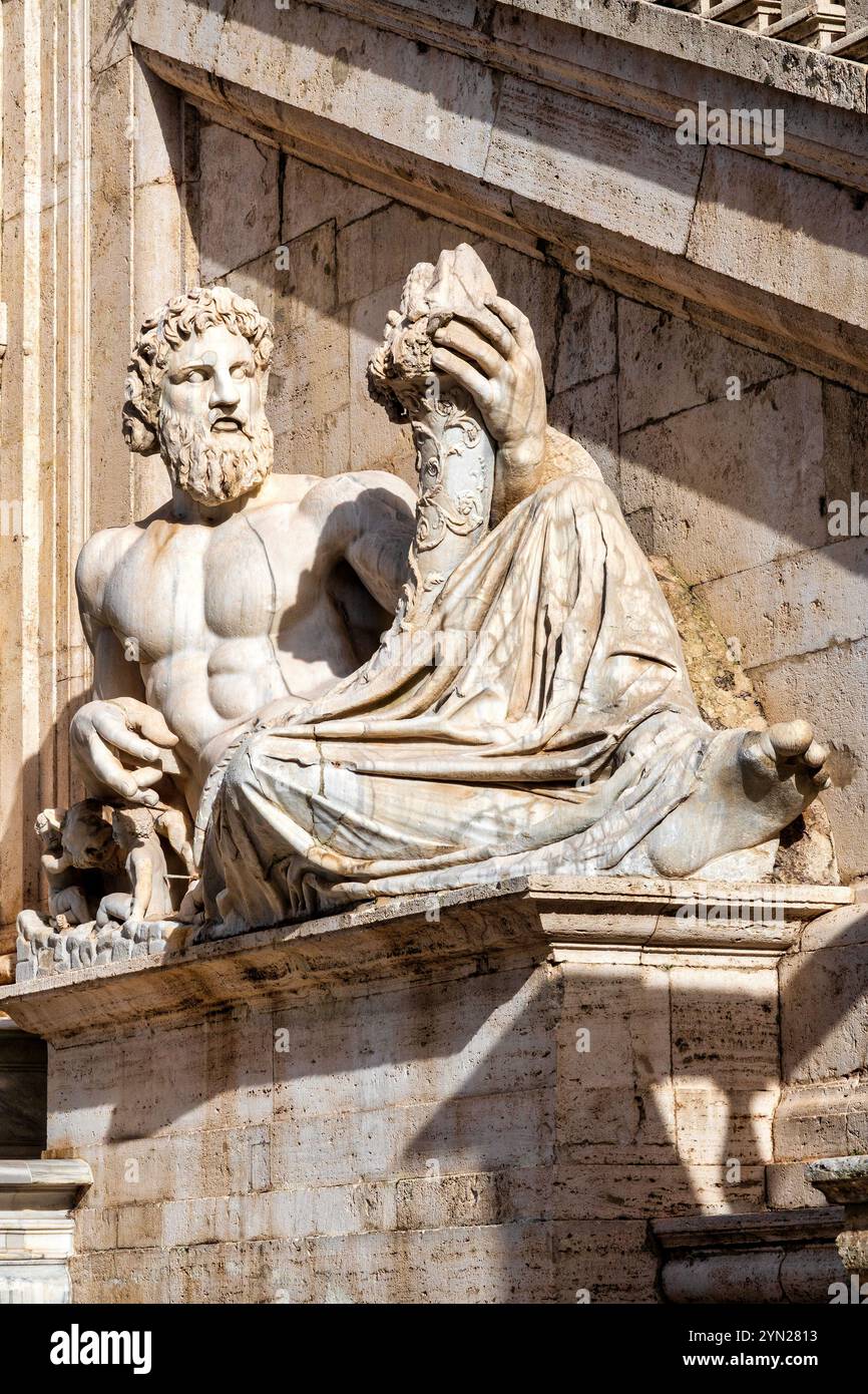 La statue en marbre de la rivière Dieu Tibre, située en face du Palazzo Senatorio sur la colline du Capitole de Rome, en Italie Banque D'Images