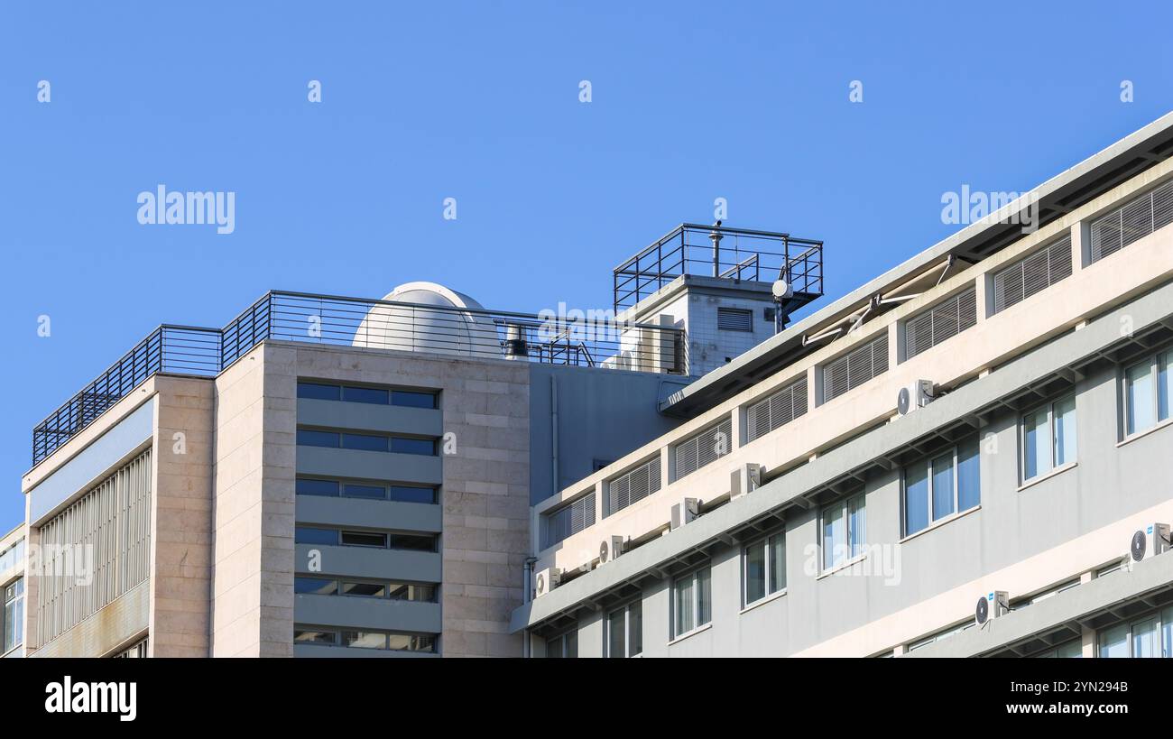 Le dôme d'observatoire astronomique blanc est installé sur le toit du centre d'information géospatiale de l'armée - cigeoe - bâtiment à lisbonne, portugal Banque D'Images