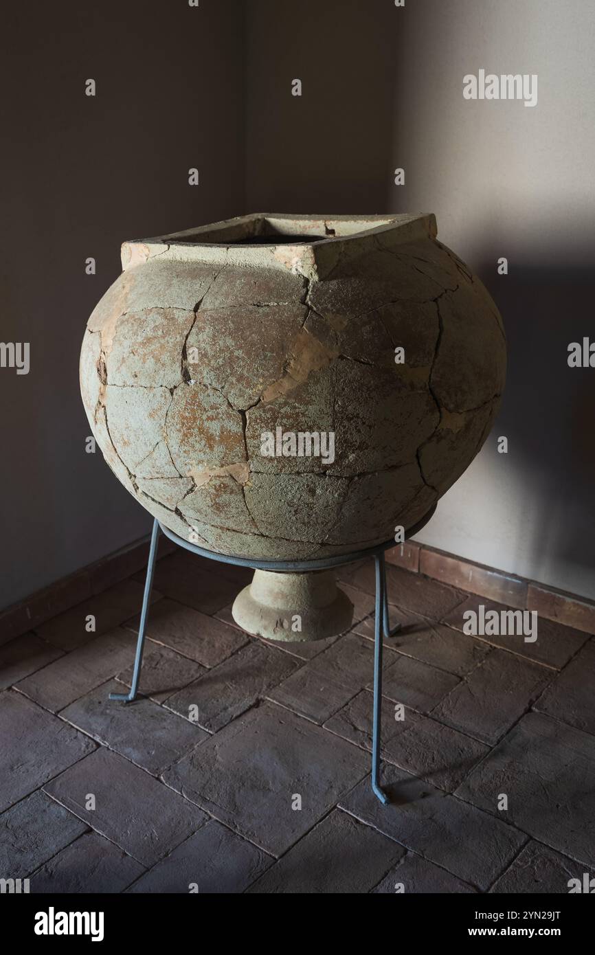 Pot d'argile cassé isolé sur un fond sombre. Ancien navire d'argile romaine dans le musée à Apollonia Albanie. Poterie vintage Banque D'Images