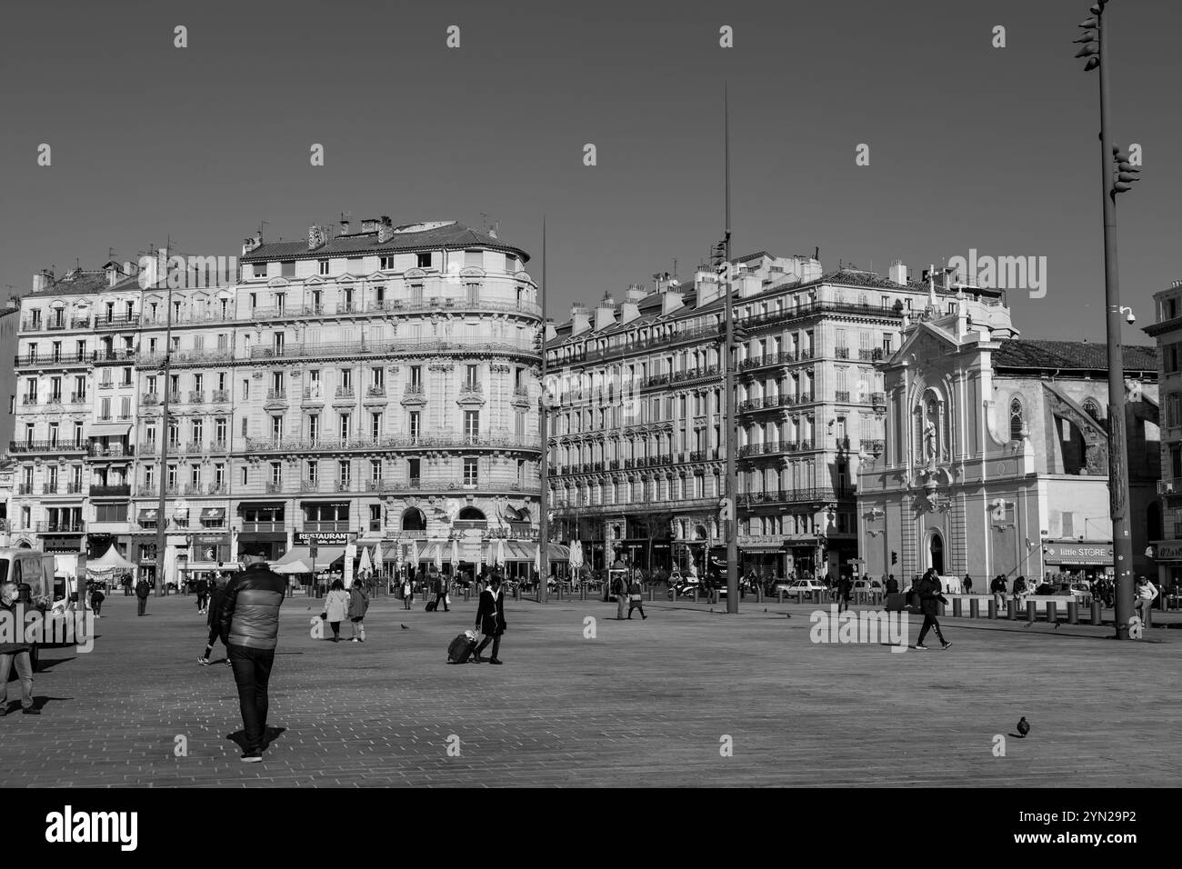 Marseille, France - 28 janvier 2022 : le Vieux Port de Marseille entoure un port de plaisance animé, connu pour ses hôtels élégants, ses cafés en bord de mer et ses s Banque D'Images